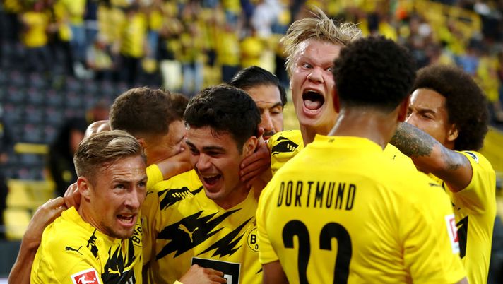 DORTMUND, GERMANY - SEPTEMBER 19: Giovanni Reyna of Borussia Dortmund celebrates scoring his teams first goal of the game with team mates Jude Bellingham, Felix Passlack, Erling Haaland, Axel Witsel and Thomas Meunier during the Bundesliga match between Borussia Dortmund and Borussia Moenchengladbach at Signal Iduna Park on September 19, 2020 in Dortmund, Germany. Fans are set to return to Bundesliga stadiums in Germany despite to the ongoing Coronavirus Pandemic. Up to 20% of stadium's capacity are allowed to be filled. Final decisions are left to local health authorities and are subject to club's hygiene concepts and the infection numbers in the corresponding region. (Photo by Dean Mouhtaropoulos/Getty Images) DORTMUND, GERMANY - SEPTEMBER 19: Giovanni Reyna of Borussia Dortmund celebrates scoring his teams first goal of the game with team mates Jude Bellingham, Felix Passlack, Erling Haaland, Axel Witsel and Thomas Meunier during the Bundesliga match between Borussia Dortmund and Borussia Moenchengladbach at Signal Iduna Park on September 19, 2020 in Dortmund, Germany. Fans are set to return to Bundesliga stadiums in Germany despite to the ongoing Coronavirus Pandemic. Up to 20% of stadium's capacity are allowed to be filled. Final decisions are left to local health authorities and are subject to club's hygiene concepts and the infection numbers in the corresponding region. (Photo by Dean Mouhtaropoulos/Getty Images)