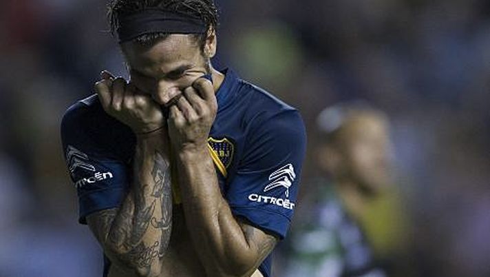 Boca Juniors' forward Daniel Osvaldo gestures after missing a goal opportunity against Nueva Chicago during their Argentina First Division football match at La Bombonera stadium in Buenos Aires, Argentina, on April 12, 2015. AFP PHOTO / ALEJANDRO PAGNI (Photo credit should read ALEJANDRO PAGNI/AFP via Getty Images) L’odissea di Pablo Osvaldo: “Soffro di depressione e sono dipendente da…” - immagine 1