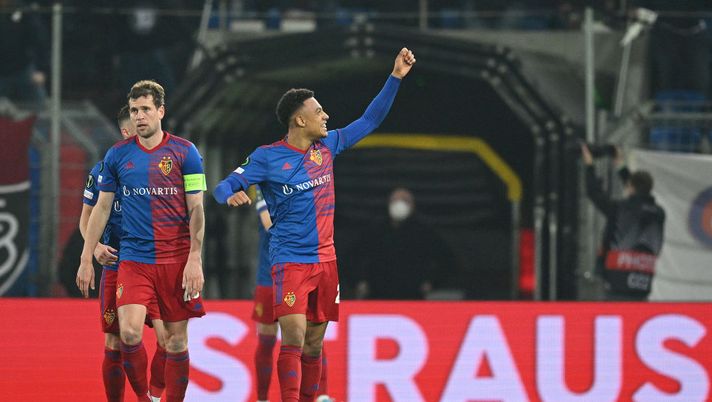 BASEL, SWITZERLAND - MARCH 17: Dan Ndoye celebrates with Fabian Frei of FC Basel after scoring their team's first goal during the UEFA Conference League Round of 16 Leg Two match between FC Basel and Olympique Marseille at St. Jakob-Park on March 17, 2022 in Basel, Switzerland. (Photo by Matthias Hangst/Getty Images) Tutto sul Basilea: modulo, tipo di gioco, prevalenza di attacchi - immagine 1