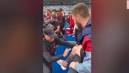 VIDEO / Liverpool, tifoso chiede autografo a Klopp per tatuarselo