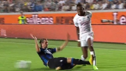 Atalanta-Milan, Hateboer durissimo su Leao: solo ammonito | VIDEO
