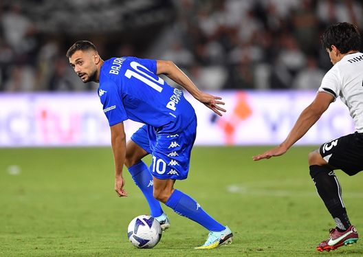 LA SPEZIA, ITALY - AUGUST 14: Nedim Bajrami of Empoli FC in action during the Serie A match between Spezia Calcio and Empoli FC at Stadio Alberto Picco on August 14, 2022 in La Spezia, Italy. (Photo by Valerio Pennicino/Getty Images) Prima offerta viola per Sabiri: ballano ancora 5 milioni- immagine 2