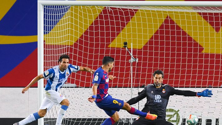 BARCELONA, SPAIN - JULY 08: Luis Suarez of FC Barcelona scores his team's first goal during the Liga match between FC Barcelona and RCD Espanyol at Camp Nou on July 08, 2020 in Barcelona, Spain. Football Stadiums around Europe remain empty due to the Coronavirus Pandemic as Government social distancing laws prohibit fans inside venues resulting in all fixtures being played behind closed doors. (Photo by Alex Caparros/Getty Images) BARCELONA, SPAIN - JULY 08: Luis Suarez of FC Barcelona scores his team's first goal during the Liga match between FC Barcelona and RCD Espanyol at Camp Nou on July 08, 2020 in Barcelona, Spain. Football Stadiums around Europe remain empty due to the Coronavirus Pandemic as Government social distancing laws prohibit fans inside venues resulting in all fixtures being played behind closed doors. (Photo by Alex Caparros/Getty Images)