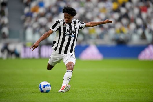 TURIN, ITALY - SEPTEMBER 26: Juan Cuadrado of Juventus kicks the ball during the Serie A match between Juventus and UC Sampdoria at Allianz Stadium on September 26, 2021 in Turin, Italy. (Photo by Daniele Badolato - Juventus FC/Juventus FC via Getty Images) Juve, 5 grandi momenti delle sfide contro la Sampdoria - immagine 1