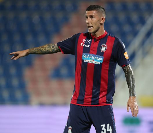 CROTONE, ITALY - JULY 03: Luca Marrone of Crotone during the serie B match between FC Crotone and Benevento Calcio at Stadio Comunale Ezio Scida on July 03, 2020 in Crotone, Italy. (Photo by Maurizio Lagana/Getty Images for Lega Serie B) CROTONE, ITALY - JULY 03: Luca Marrone of Crotone during the serie B match between FC Crotone and Benevento Calcio at Stadio Comunale Ezio Scida on July 03, 2020 in Crotone, Italy. (Photo by Maurizio Lagana/Getty Images for Lega Serie B)