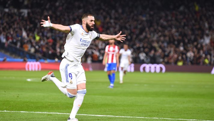 MADRID, SPAIN - DECEMBER 12: Karim Benzema, Captain of Real Madrid CF celebrates scoring the opening goal during the La Liga Santander match between Real Madrid CF and Club Atletico de Madrid at Estadio Santiago Bernabeu on December 12, 2021 in Madrid, Spain. (Photo by Denis Doyle/Getty Images) Bernabeu, il coro madridista di scherno al derby: “Cholo, resta con noi!” - immagine 1