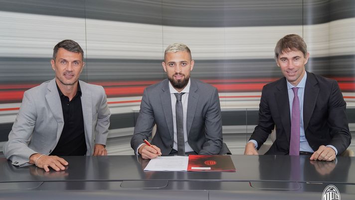 Paolo Maldini e Frederic Massara nel momento della firma di Léo Duarte con il Milan (credits: acmilan.com) 