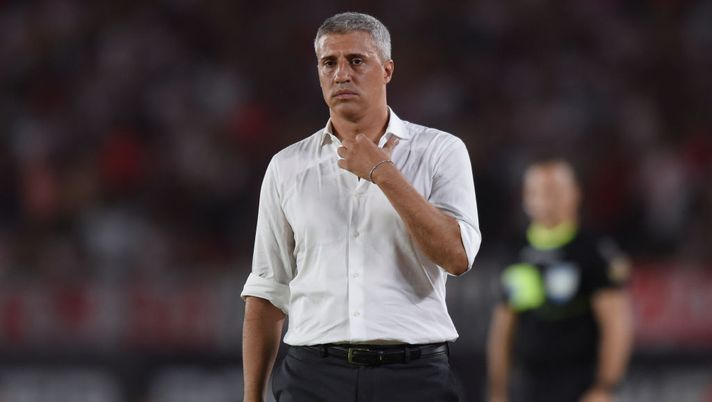 BUENOS AIRES, ARGENTINA - FEBRUARY 29: Hernan Crespo coach of Defensa y Justicia looks on during a match between River Plate and Defensa y Justicia as part of Superliga 2019/20 at Antonio Vespucio Liberti Stadium on February 29, 2020 in Buenos Aires, Argentina. (Photo by Marcelo Endelli/Getty Images) BUENOS AIRES, ARGENTINA - FEBRUARY 29: Hernan Crespo coach of Defensa y Justicia looks on during a match between River Plate and Defensa y Justicia as part of Superliga 2019/20 at Antonio Vespucio Liberti Stadium on February 29, 2020 in Buenos Aires, Argentina. (Photo by Marcelo Endelli/Getty Images)