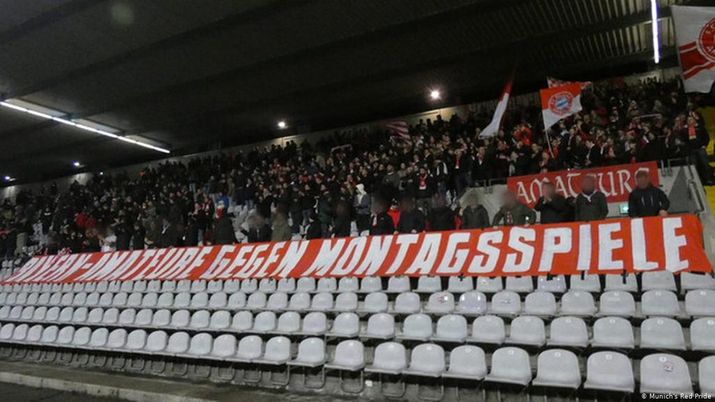 Lo striscione contro le partite al lunedì, esposto durante una partita della seconda squadra del Bayern 