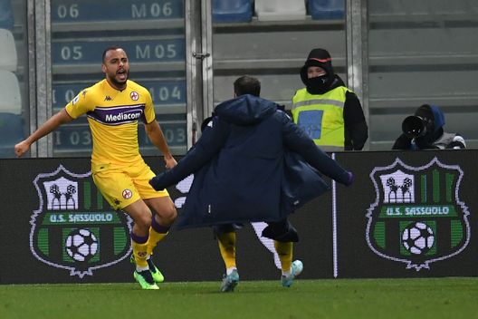 REGGIO NELL'EMILIA, ITALY - FEBRUARY 26: Arthur Cabral of ACF Fiorentina celebrates after scoring the 1 goal during the Serie A match between US Sassuolo and ACF Fiorentina at Mapei Stadium - Citta' del Tricolore on February 26, 2022 in Reggio nell'Emilia, Italy. (Photo by Alessandro Sabattini/Getty Images) REGGIO NELL'EMILIA, ITALY - FEBRUARY 26: Arthur Cabral of ACF Fiorentina celebrates after scoring the 1 goal during the Serie A match between US Sassuolo and ACF Fiorentina at Mapei Stadium - Citta' del Tricolore on February 26, 2022 in Reggio nell'Emilia, Italy. (Photo by Alessandro Sabattini/Getty Images)