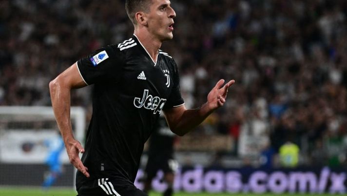 Juventus' Polish forward Arkadiusz Milik celebrates after scoring during the Italian Serie A football match between Juventus and Spezia on August 31, 2022 at the Juventus stadium in Turin. (Photo by MIGUEL MEDINA / AFP) (Photo by MIGUEL MEDINA/AFP via Getty Images) Juve e Napoli, formazioni ufficiali in Champions: ecco le scelte su Simeone e Milik - immagine 1