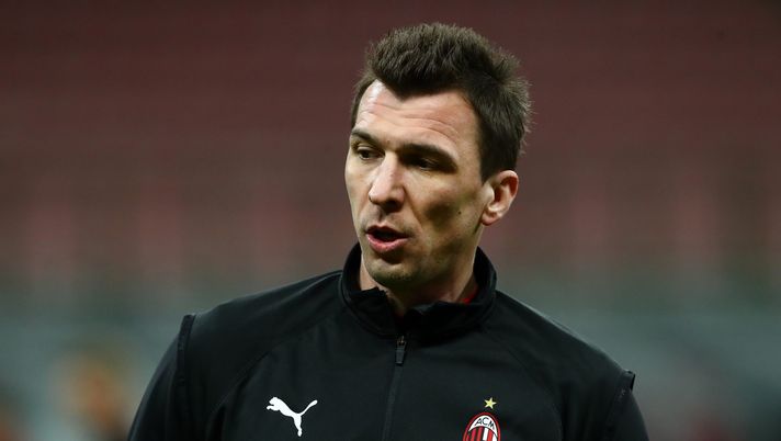 MILAN, ITALY - JANUARY 23: Mario Mandzukic of AC Milan looks on during his warm up prior to the Serie A match between AC Milan and Atalanta BC at Stadio Giuseppe Meazza on January 23, 2021 in Milan, Italy. Sporting stadiums around Italy remain under strict restrictions due to the Coronavirus Pandemic as Government social distancing laws prohibit fans inside venues resulting in games being played behind closed doors. (Photo by Marco Luzzani/Getty Images) MILAN, ITALY - JANUARY 23: Mario Mandzukic of AC Milan looks on during his warm up prior to the Serie A match between AC Milan and Atalanta BC at Stadio Giuseppe Meazza on January 23, 2021 in Milan, Italy. Sporting stadiums around Italy remain under strict restrictions due to the Coronavirus Pandemic as Government social distancing laws prohibit fans inside venues resulting in games being played behind closed doors. (Photo by Marco Luzzani/Getty Images)