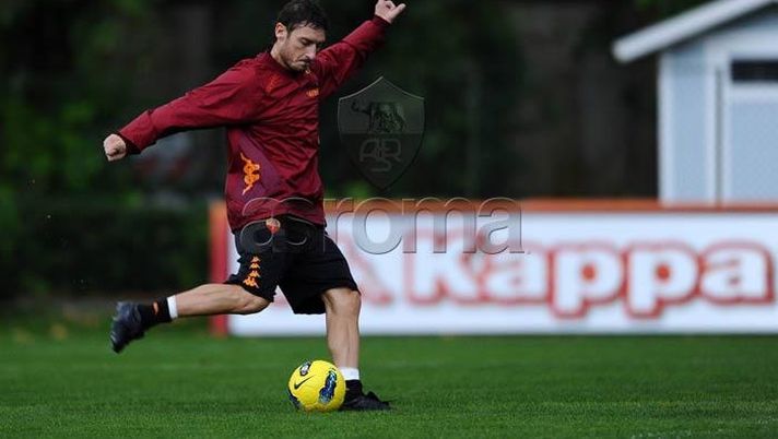 Trigoria: assenti i nazionali, Borini,Juan e Kjaer. Totti lavora con il gruppo. Allenamento sotto il diluvio (FOTO) - immagine 1