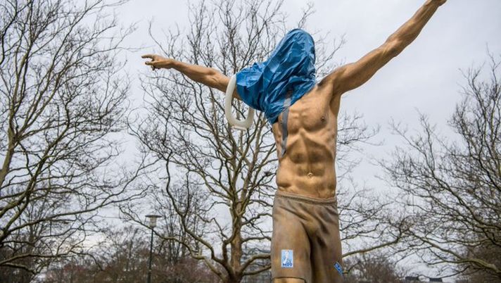 Statua di Ibra vandalizzata a Malmo: oggi in città l'Hammarby di...Zlatan Statua di Ibra vandalizzata a Malmo: oggi in città l'Hammarby di...Zlatan