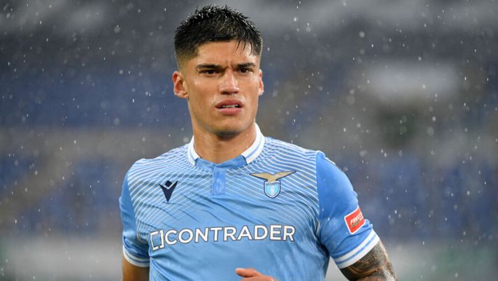 ROME, ITALY - APRIL 18: Joaquin Correa of SS Lazio reacts during the Serie A match between SS Lazio and Benevento Calcio at Stadio Olimpico on April 18, 2021 in Rome, Italy. Sporting stadiums around Italy remain under strict restrictions due to the Coronavirus Pandemic as Government social distancing laws prohibit fans inside venues resulting in games being played behind closed doors. (Photo by Marco Rosi - SS Lazio/Getty Images) Lazio, novità dopo la rifinitura: Correa a rischio, farà un provino! Attenti a Caicedo, Pereira… - immagine 1