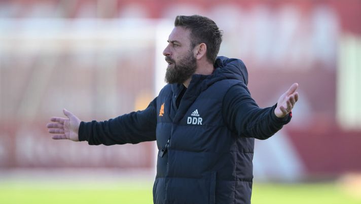 ROME, ITALY - FEBRUARY 13: AS Roma coach Daniele De Rossi during a training session at Centro Sportivo Fulvio Bernardini on February 13, 2024 in Rome, Italy. (Photo by Fabio Rossi/AS Roma via Getty Images) De Rossi stile Mou: “Vogliamo ripeterci” - immagine 1