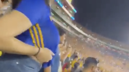 Euforia dopo il gol e tifosa si toglie la maglia e mostra tutto (video)