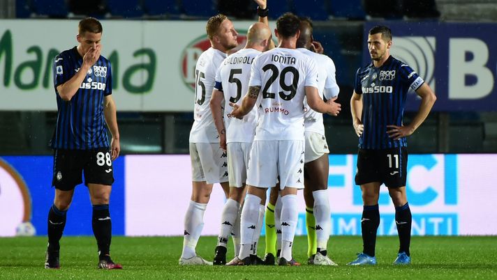 BERGAMO, ITALY - MAY 12: Luca Caldirola of Benevento Calcio is shown a Red Card by Referee Davide Massa during the Serie A match between Atalanta BC and Benevento Calcio at Gewiss Stadium on May 12, 2021 in Bergamo, Italy. Sporting stadiums around Italy remain under strict restrictions due to the Coronavirus Pandemic as Government social distancing laws prohibit fans inside venues resulting in games being played behind closed doors. (Photo by Pier Marco Tacca/Getty Images) BERGAMO, ITALY - MAY 12: Luca Caldirola of Benevento Calcio is shown a Red Card by Referee Davide Massa during the Serie A match between Atalanta BC and Benevento Calcio at Gewiss Stadium on May 12, 2021 in Bergamo, Italy. Sporting stadiums around Italy remain under strict restrictions due to the Coronavirus Pandemic as Government social distancing laws prohibit fans inside venues resulting in games being played behind closed doors. (Photo by Pier Marco Tacca/Getty Images)