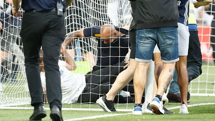 MELBOURNE, AUSTRALIA - DECEMBER 17: Fans storm the pitch in protest during the round eight A-League Men's match between Melbourne City and Melbourne Victory at AAMI Park, on December 17, 2022, in Melbourne, Australia. (Photo by Darrian Traynor/Getty Images) L’Australia bandisce altri otto tifosi dopo l’invasione del derby di Melbourne - immagine 1