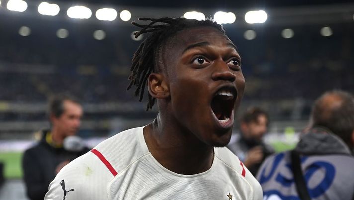 VERONA, ITALY - MAY 08: Rafael Leao of AC Milan celebrates during the Serie A match between Hellas Verona FC and AC Milan at Stadio Marcantonio Bentegodi on May 08, 2022 in Verona, Italy. (Photo by Alessandro Sabattini/Getty Images) I sette giocatori «più in forma» del campionato: sono da confermare per la 37ma giornata - immagine 1