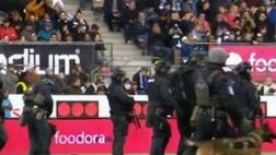 Durante il derby di Helsinki: in campo anche la polizia con fucili e cani