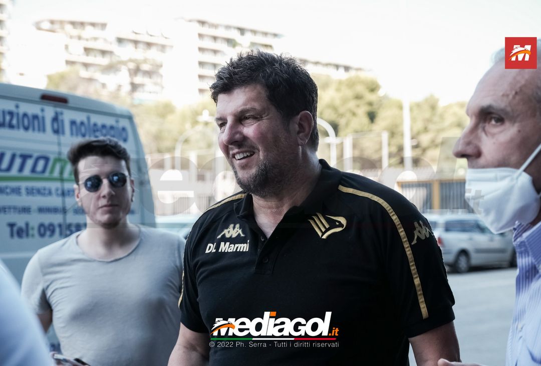 FOTO RITIRO PALERMO, Mister Baldini scatta selfie con i tifosi (Gallery) - immagine 20