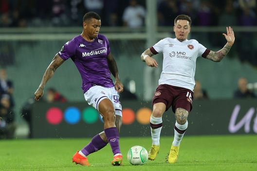 FLORENCE, ITALY - OCTOBER 13: Igor Julio dos Santos de Paulo of ACF Fiorentina in action as Barrie McKay of Heart of Midlothian FC during the UEFA Europa Conference League group A match between ACF Fiorentina and Heart of Midlothian at Stadio Artemio Franchi on October 13, 2022 in Florence, Italy. (Photo by Gabriele Maltinti/Getty Images) Igor: “Dobbiamo vincere per dimostrare il nostro valore. Europa? Ci teniamo”- immagine 2