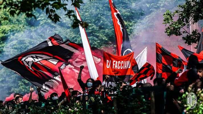 I Tifosi del Milan a Milanello prima del match contro l'Atalanta (acmilan.com) I Tifosi del Milan a Milanello prima del match contro l'Atalanta (acmilan.com)