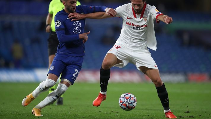 LONDON, ENGLAND - OCTOBER 20: Franco Vazquez of Sevilla holds off Hakim Ziyech of Chelsea during the UEFA Champions League Group E stage match between Chelsea FC and FC Sevilla at Stamford Bridge on October 20, 2020 in London, England. Sporting stadiums around the UK remain under strict restrictions due to the Coronavirus Pandemic as Government social distancing laws prohibit fans inside venues resulting in games being played behind closed doors. (Photo by Adam Davy - Pool/Getty Images) LONDON, ENGLAND - OCTOBER 20: Franco Vazquez of Sevilla holds off Hakim Ziyech of Chelsea during the UEFA Champions League Group E stage match between Chelsea FC and FC Sevilla at Stamford Bridge on October 20, 2020 in London, England. Sporting stadiums around the UK remain under strict restrictions due to the Coronavirus Pandemic as Government social distancing laws prohibit fans inside venues resulting in games being played behind closed doors. (Photo by Adam Davy - Pool/Getty Images)