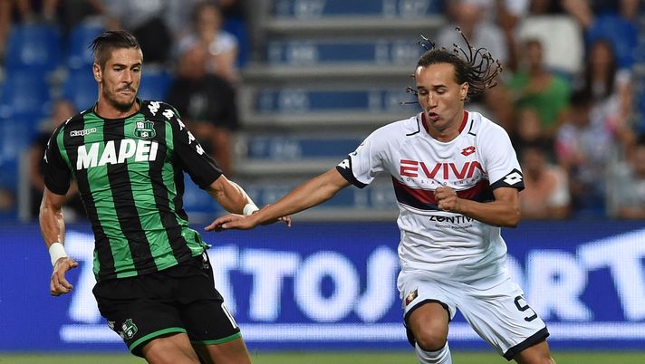 REGGIO NELL'EMILIA, ITALY - AUGUST 20:  Diego Falcinelli of US Sassuolo and Diego Laxalt  of Genoa CFC in action during the Serie A match between US Sassuolo and Genoa CFC at Mapei Stadium - Citta' del Tricolore on August 20, 2017 in Reggio nell'Emilia, Italy.  (Photo by Giuseppe Bellini/Getty Images) 