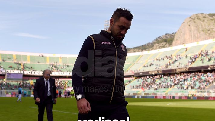PALERMO, ITALY - NOVEMBER 27: Head coach Roberto De Zerbi of Palermo leaves the pitch after losing the Serie A match betweenUS Citta di Palermo and SS Lazio at Stadio Renzo Barbera on November 27, 2016 in Palermo, Italy. (Photo by Tullio M. Puglia/Getty Images) PALERMO, ITALY - NOVEMBER 27: Head coach Roberto De Zerbi of Palermo leaves the pitch after losing the Serie A match betweenUS Citta di Palermo and SS Lazio at Stadio Renzo Barbera on November 27, 2016 in Palermo, Italy. (Photo by Tullio M. Puglia/Getty Images)