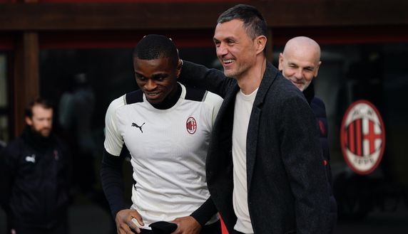 Pierre Kalulu (difensore AC Milan) qui con Paolo Maldini durante un allenamento a Milanello | Milan News (Getty Images) Kalulu Maldini AC Milan allenamento Milanello