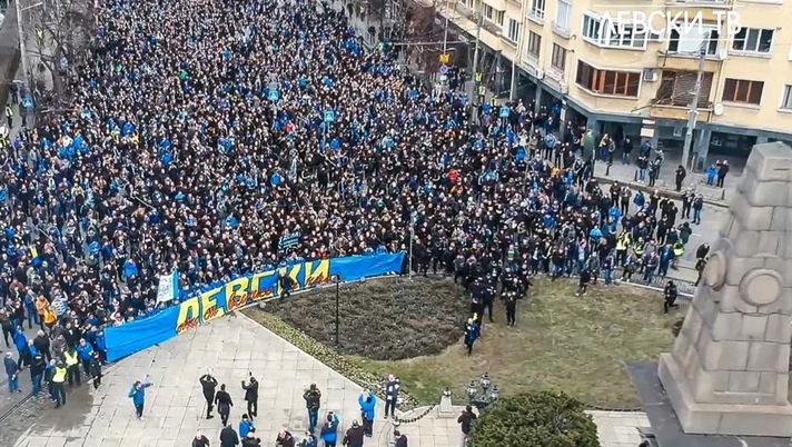 Il corteo dei tifosi Levski Sofia prima di raggiungere lo stadio per il derby con il CSKA finito 0-0 Il corteo dei tifosi Levski Sofia prima di raggiungere lo stadio per il derby con il CSKA finito 0-0