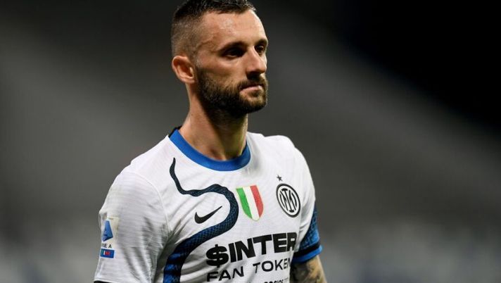 REGGIO NELL'EMILIA, ITALY - OCTOBER 02: Marcelo Brozovic of FC Internazionale looks on during the Serie A match between US Sassuolo v FC Internazionale at Mapei Stadium - Citta' del Tricolore on October 02, 2021 in Reggio nell'Emilia, Italy. (Photo by Alessandro Sabattini/Getty Images) Inter, la Gazzetta: “De Vrij, Brozo e la gestione per Torino: ok il rientro di Lautaro” - immagine 1