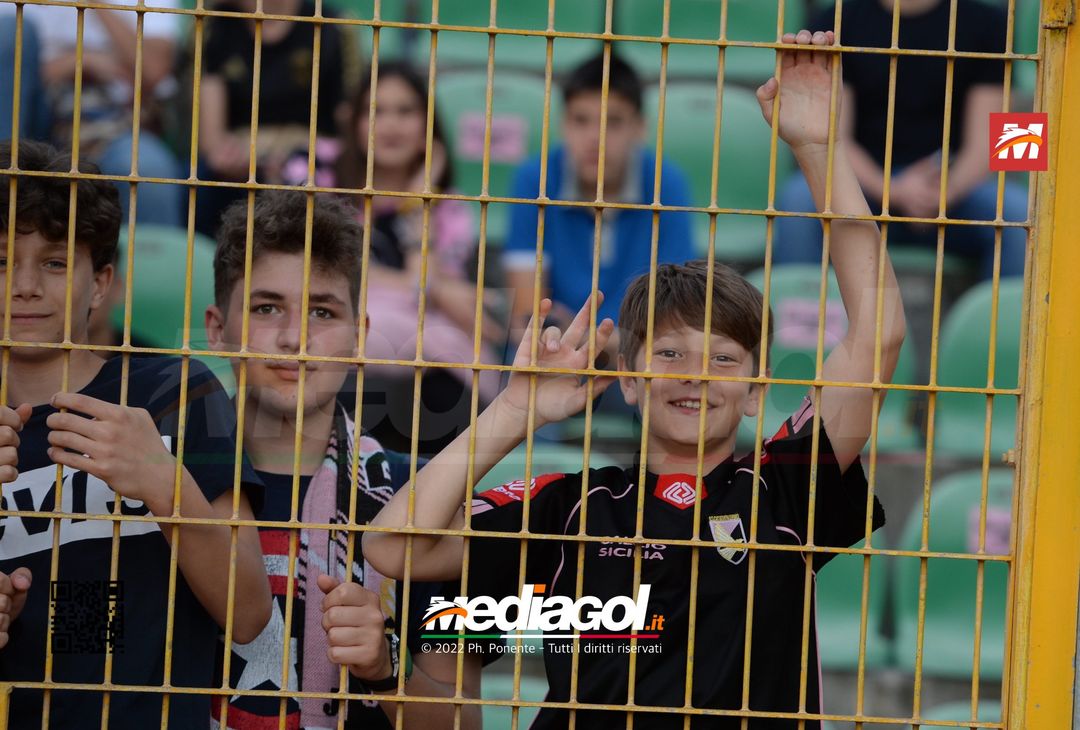 Fototifo, i tifosi allo stadio per Palermo-Feralpisaló 1-0 (gallery) - immagine 55