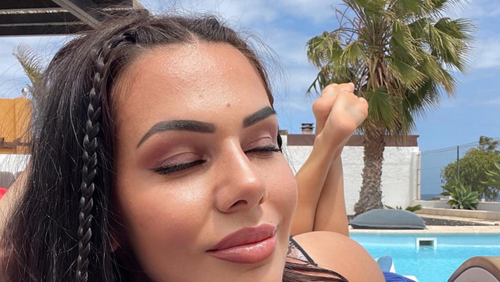 Erjona, che splendore in costume. La Sulejmani in grande forma: lato B da sogno  Erjona, che splendore in costume. La Sulejmani in grande forma: lato B da sogno - immagine 1