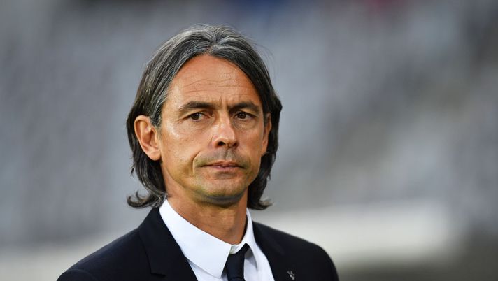 TURIN, ITALY - MAY 23: Filippo Inzaghi, Head Coach of Benevento Calcio looks on prior to the Serie A match between Torino FC v Benevento Calcio at Olimpico Stadium on May 23, 2021 in Turin, Italy. Sporting stadiums around Italy remain under strict restrictions due to the Coronavirus Pandemic as Government social distancing laws prohibit fans inside venues resulting in games being played behind closed doors. (Photo by Valerio Pennicino/Getty Images) Inzaghi solidarizza con Shevchenko: “Nel calcio non c’è pazienza, capitato anche a me, ne uscirà più forte” - immagine 1