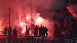 Derby di Atene, caos fumogeni: l’Olympiacos contro i suoi tifosi “La prossima volta non giocheremo”