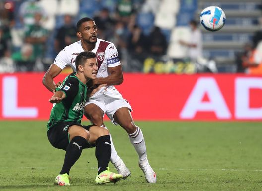 REGGIO NELL'EMILIA, ITALY - SEPTEMBER 17: Gleison Bremer (back) of Torino FC competes for the ball with Giacomo Raspadori of US Sassuolo during the Serie A match between US Sassuolo and Torino FC at Mapei Stadium - Citta' del Tricolore on September 17, 2021 in Reggio nell'Emilia, Italy. (Photo by Marco Luzzani/Getty Images) REGGIO NELL'EMILIA, ITALY - SEPTEMBER 17: Gleison Bremer (back) of Torino FC competes for the ball with Giacomo Raspadori of US Sassuolo during the Serie A match between US Sassuolo and Torino FC at Mapei Stadium - Citta' del Tricolore on September 17, 2021 in Reggio nell'Emilia, Italy. (Photo by Marco Luzzani/Getty Images)