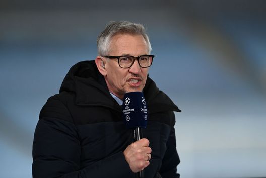 MANCHESTER, ENGLAND - MAY 04: TV presenter and Former footballer Gary Linker is seen presenting for BT Sport pitch side prior to the UEFA Champions League Semi Final Second Leg match between Manchester City and Paris Saint-Germain at Etihad Stadium on May 04, 2021 in Manchester, England. Sporting stadiums around the UK remain under strict restrictions due to the Coronavirus Pandemic as Government social distancing laws prohibit fans inside venues resulting in games being played behind closed doors. (Photo by Laurence Griffiths/Getty Images) Primo “God Save The King” al the Oval, Lineker: “Peccato che il calcio non renda omaggio” - immagine 1