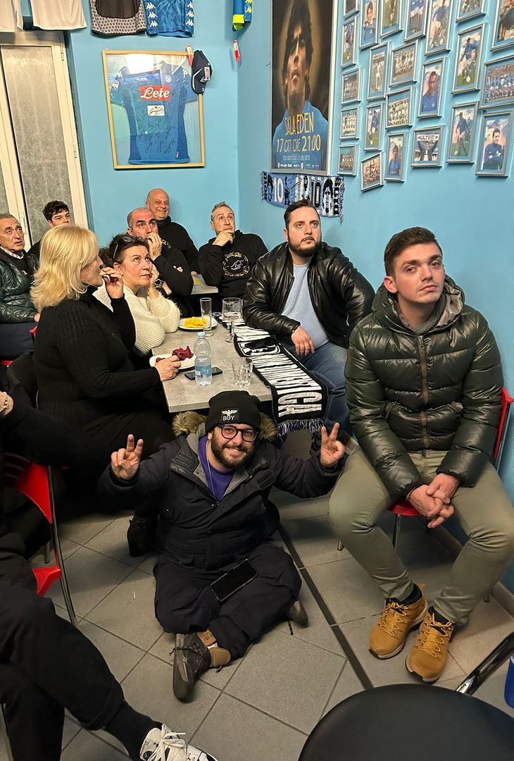 FOTO UANM, i tifosi al Maradona e dalle sedi per Napoli-Roma: striscioni e sorrisi - immagine 7