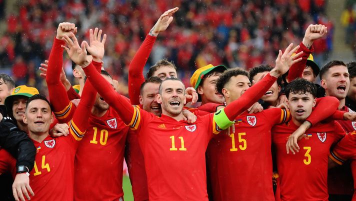 CARDIFF, WALES - JUNE 05: Gareth Bale of Wales celebrates with teammates after their sides victory, which qualifies Wales for the 2022 FIFA World Cup during the FIFA World Cup Qualifier between Wales and Ukraine at Cardiff City Stadium on June 05, 2022 in Cardiff, Wales. (Photo by Shaun Botterill/Getty Images) Galles, Bale: “Andare al Mondiale è come scoprire ciò di cui sono fatti i sogni” - immagine 1