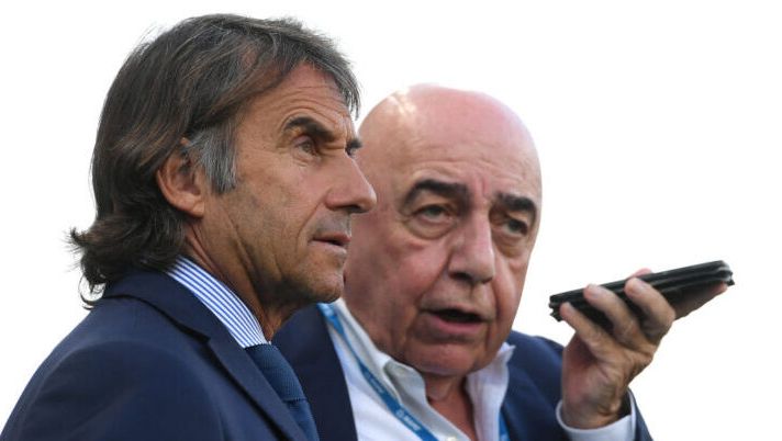 REGGIO NELL'EMILIA, ITALY - OCTOBER 02: Giovanni Carnevali,
Managing Director of Sassuolo and Adriano Galliani, CEO of AC Monza talk prior to the Serie A TIM match between US Sassuolo and AC Monza at Mapei Stadium - Citta' del Tricolore on October 02, 2023 in Reggio nell'Emilia, Italy. (Photo by Alessandro Sabattini/Getty Images) Quando fare l’asta di riparazione: ecco la data e l’orario della fine del calciomercato - immagine 1