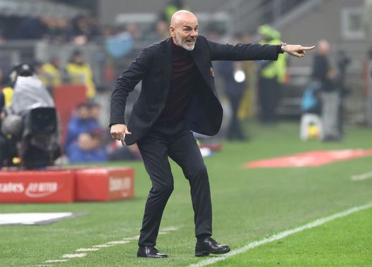  MILAN, ITALY - FEBRUARY 17: AC Milan coach Stefano Pioli shouts to his players during the Serie A match between AC Milan and Torino FC at Stadio Giuseppe Meazza on February 17, 2020 in Milan, Italy. (Photo by Marco Luzzani/Getty Images) 