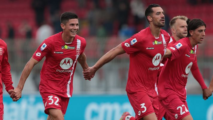 MONZA, ITALY - OCTOBER 09: Matteo Pessina of AC Monza celebrates victory with his teammates Pablo Mari, Filippo Ranocchia and Gianluca Caprari at the end of the Serie A match between AC Monza and Spezia Calcio at Stadio Brianteo on October 09, 2022 in Monza, Italy. (Photo by Emilio Andreoli/Getty Images) Fiorentina, guarda che Monza: i brianzoli stendono il Lione - immagine 1