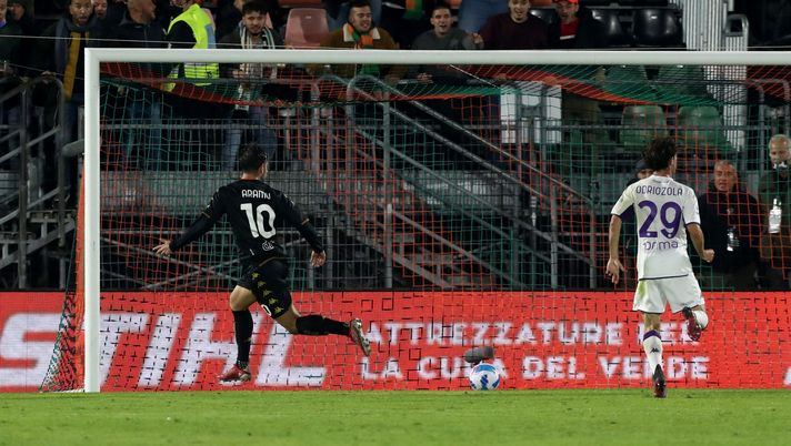 VENICE, ITALY - OCTOBER 18: Mattia Aramu of Venezia scores the opening goal during the Serie A match between Venezia FC and ACF Fiorentina at Stadio Pier Luigi Penzo on October 18, 2021 in Venice, Italy. (Photo by Maurizio Lagana/Getty Images) Consigli Fantacalcio, 3 centrocampisti per la 19a giornata: Aramu chiamato al riscatto - immagine 1