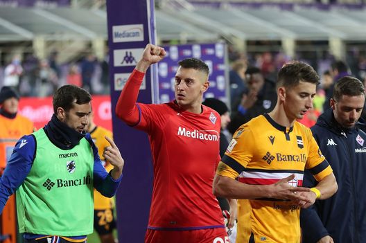 FLORENCE, ITALY - JANUARY 12: Pierluigi Gollini goalkeeper of ACF Fiorentina greets the fans after during the Coppa Italia match between ACF Fiorentina and UC Sampdoria at Stadio Artemio Franchi on January 12, 2023 in Florence, Italy. (Photo by Gabriele Maltinti/Getty Images) Gollini