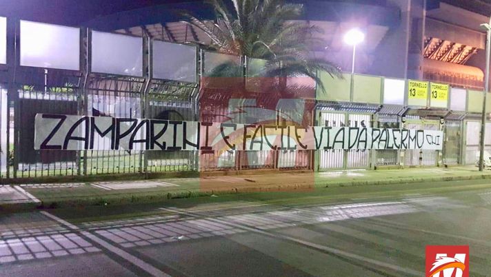 Caos Palermo, al “Barbera” striscione contro Zamparini e il nuovo AD Facile: “Andate via…” Caos Palermo, al “Barbera” striscione contro Zamparini e il nuovo AD Facile: “Andate via…”