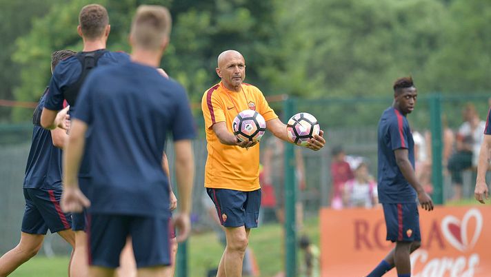 TRENTO, ITALY - JULY 10: AS Roma head coach Luciano Spalletti during an AS Roma training session on July 10, 2016 in Pinzolo near Trento, Italy. (Photo by Luciano Rossi/AS Roma via Getty Images) TRENTO, ITALY - JULY 10: AS Roma head coach Luciano Spalletti during an AS Roma training session on July 10, 2016 in Pinzolo near Trento, Italy. (Photo by Luciano Rossi/AS Roma via Getty Images)