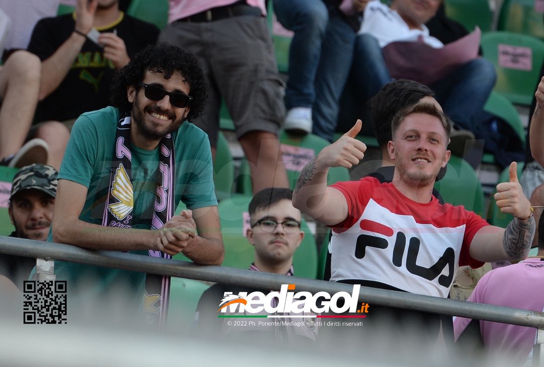 Fototifo, facce da Serie B. I tifosi allo stadio per Palermo-Padova 1-0 - immagine 58